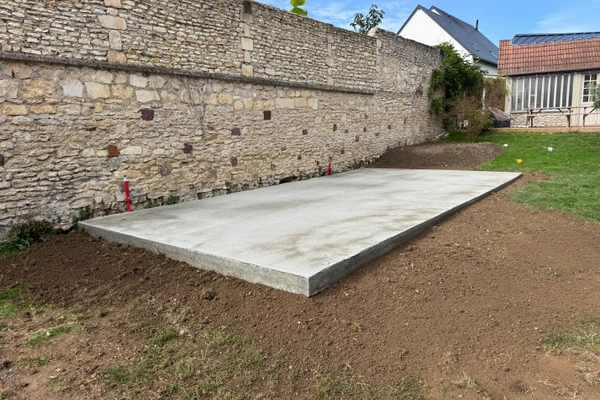 Terrassement empierrement et coffrage dalle béton